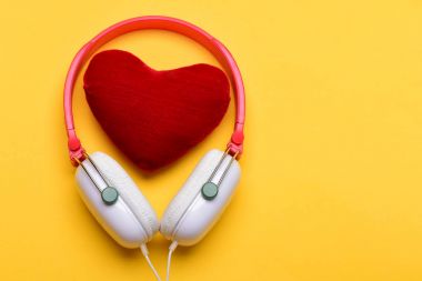 Modern ve şık kulaklıklar üzerinde sarı arka plan izole