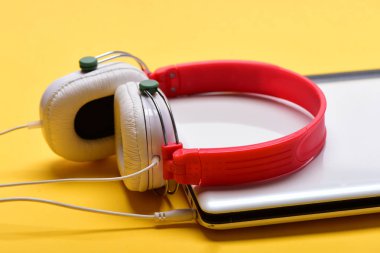 Elektronik turuncu zemin üzerine. Kırmızı ve beyaz renklerde kulaklık