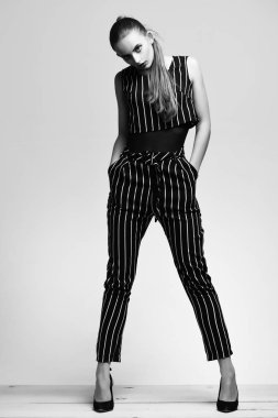 Çizgili takım elbiseli güzel kız.
