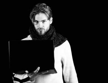 Laptoplu sakallı yakışıklı adam.