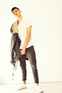 Beyaz arka plan üzerinde izole şık yakışıklı genç