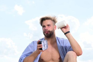 Sakallı ciddi adam sağlıklı sabah keyfini çıkarın. Sabah kavramı.