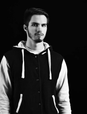 Beyzbol ceketli sakallı adam.