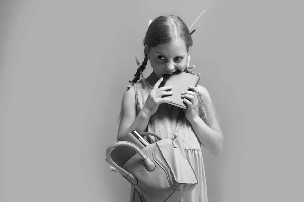 Wracając do koncepcji szkoły i dzieciństwa. Dziewczyna z różową torbą — Zdjęcie stockowe