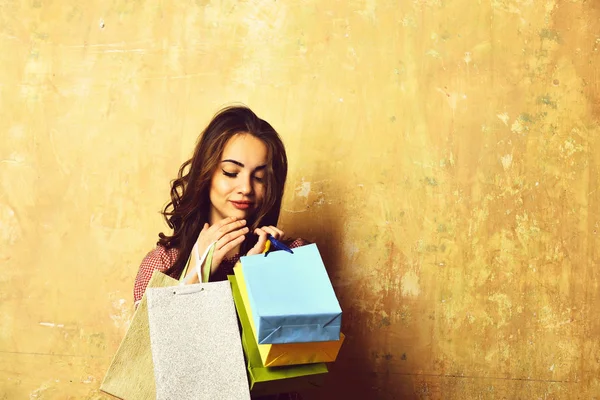 Ziemlich sexy glückliche Frau mit Einkaufstaschen und Kleiderbügeln — Stockfoto