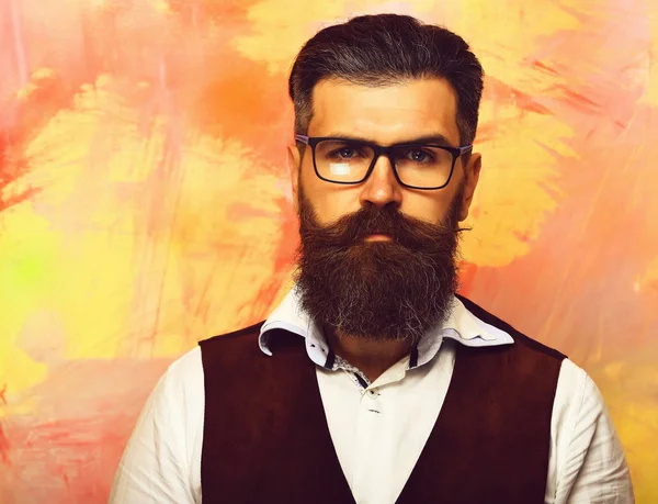 Homme barbu, brutal hipster caucasien avec moustache dans les lunettes — Photo