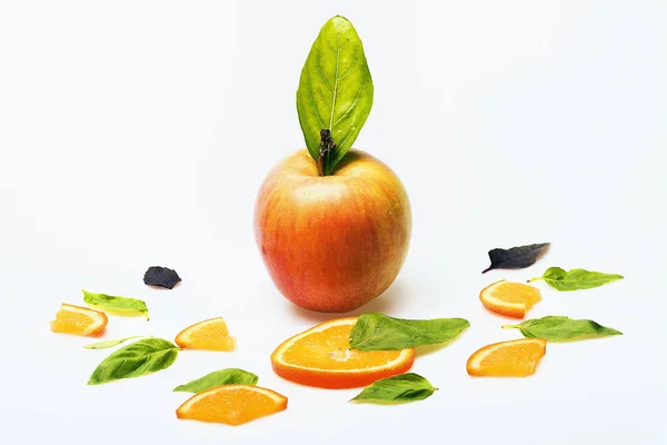 Grön mynta blad, äpple och apelsin efterrätt isolerad på vit — Stockfoto
