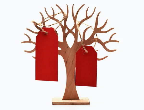Strom s červeným nakupovat značky izolované na bílém, kopie prostor — Stock fotografie