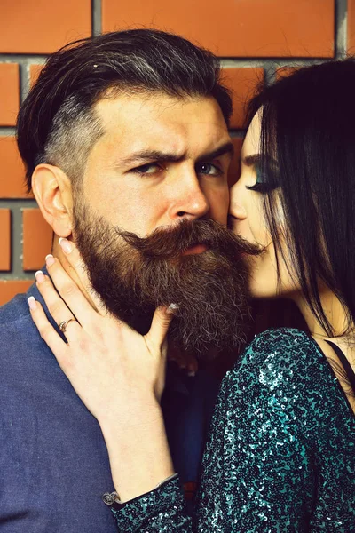 Bearded man and pretty sexy woman on brick wall — Stock Photo, Image