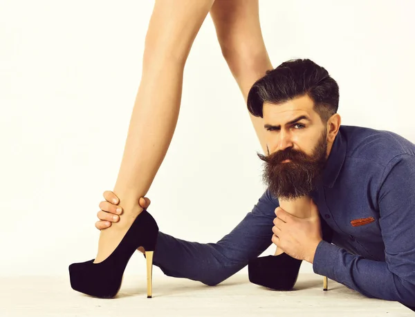 Γενειοφόρος άντρας με σέξι γυναικεία πόδια έχει σοβαρό πρόσωπο — Φωτογραφία Αρχείου