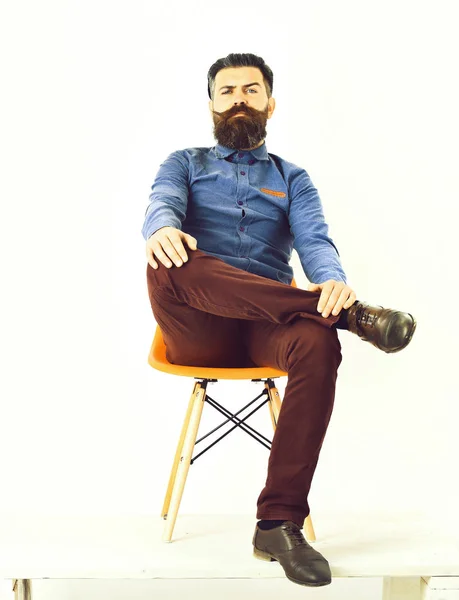 Homme barbu, brutal caucasien sérieux hipster avec moustache — Photo