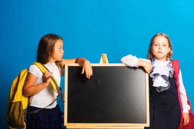 Blackboard kız öğrenciler ciddi yüzleri ile stand