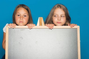 Mavi arka planda okul üniformalı kızlar