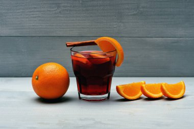 çay veya tarçın ile mulled şarap, turuncu ahşap arka plan üzerinde