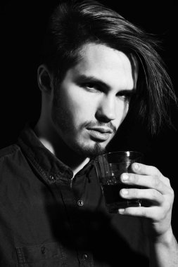 Viskili ciddi sakallı adam.