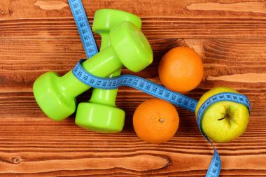 ölçme bant, elma, portakal için diyet kavramı ile ağırlık dambıl
