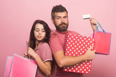 Adam ciddi bir yüz ile arka arkaya bayanla standları