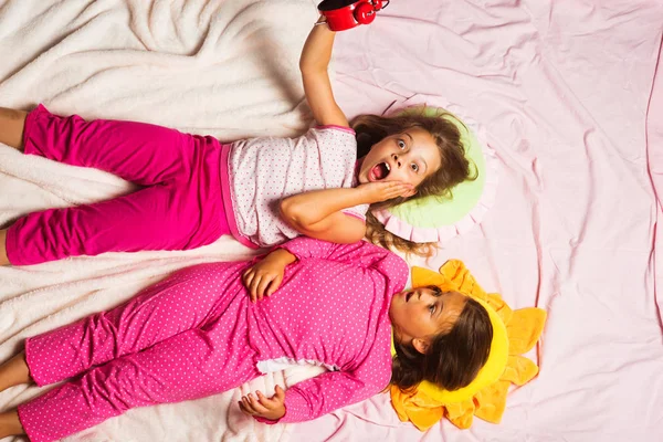 Typen in rosa Pyjamas haben Spaß, legen die Hände in die Höhe — Stockfoto