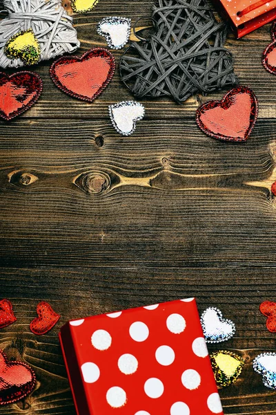 Paquet cadeau et coeur sur bois comme décoration de valentines — Photo