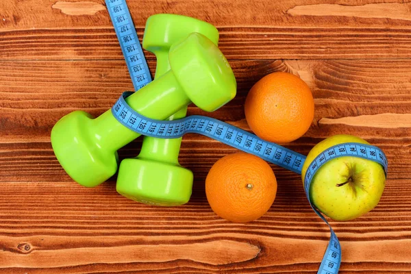 ölçme bant, elma, portakal için diyet kavramı ile ağırlık dambıl