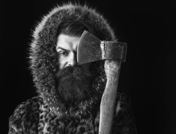 Бородатый человек в мехе с топором — стоковое фото