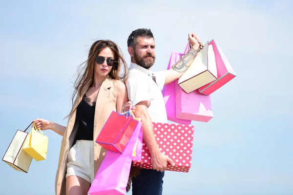 Sexy chica y chico con caras seguras hacer compras — Foto de Stock