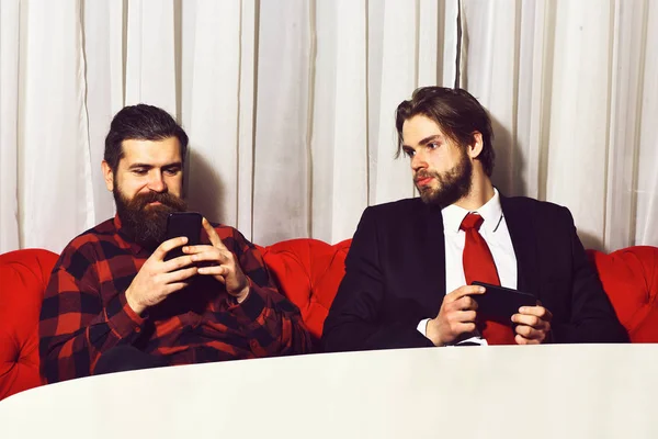 Hombres barbudos, hombres de negocios sonrientes con teléfono móvil o celular —  Fotos de Stock