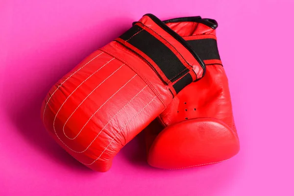 Un par de guantes para boxeo profesional colocados uno cerca del otro —  Fotos de Stock
