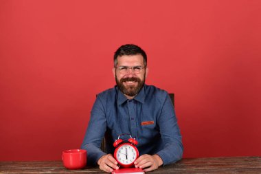 Son Tarih ve iş kavramı. Kupası, retro saat ve kırmızı kitap