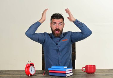 Sınav ve eğitim kavramı. Adam Kupası ve retro saati ile