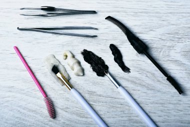 saç boyası, makyaj süngeri, fırçalar, kaş fırçası, cımbız