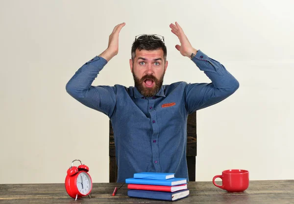 Examen y concepto de estudio. Hombre con taza y reloj retro —  Fotos de Stock