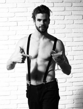 Yakışıklı, sakallı, maço, seksi adam.