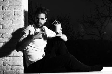 Yakışıklı, sakallı, maço, seksi adam.