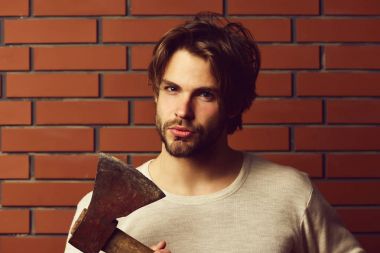 Sakallı adam şüpheli görünüm ve kurnaz yüz ifadesi