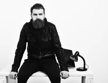 Masada dizüstü bilgisayarı açık oturan vahşi beyaz hippi.