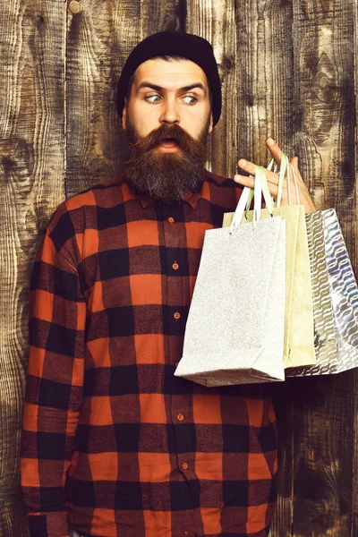 Bärtiger brutaler kaukasischer Hipster mit Schnurrbart beim Einkaufen — Stockfoto