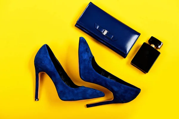 Tas en schoenen in donker blauwe kleur met zwarte parfum — Stockfoto