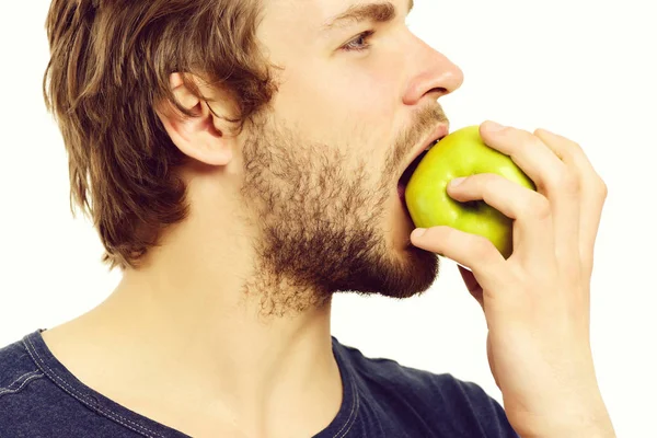 Guy met baard bijten groene appel geïsoleerd op wit — Stockfoto