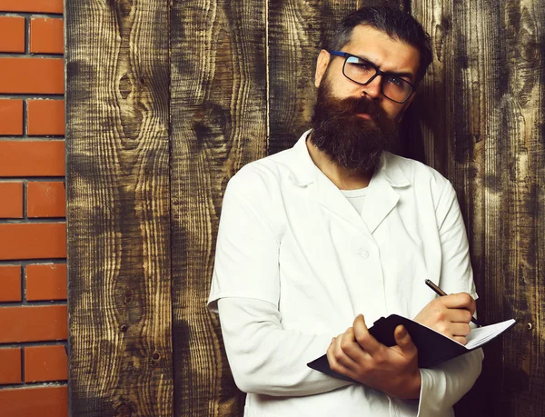 Acımasız beyaz doktor ya da yüksek lisans öğrenci ile sakallı değil