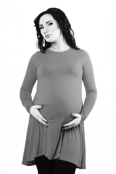 Ganska söt gravid kvinna smeker hennes mage — Stockfoto