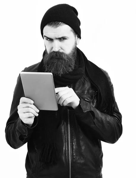 Barbudo brutal caucasiano hipster segurando tablet — Fotografia de Stock