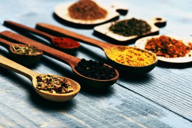 çeşitli aromatik baharat seti