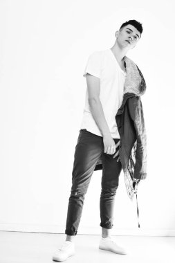 Beyaz arka plan üzerinde izole şık yakışıklı genç