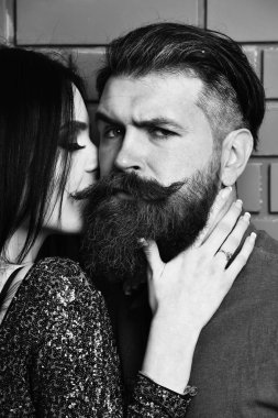 Sakallı adam ve taş duvarda seksi bir kadın.