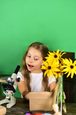 Kız merak yüz kitap okur. Kız öğrenci masa başında oturur