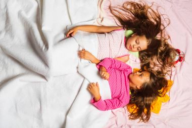 Çocuk kapalı gözler ve bağsız kıl