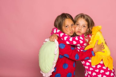 Çocuklar yanakları pembe, kopya alanı havaya. Çocukluk, dostluk.