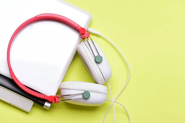 Una idea de grabación de sonido. Auriculares de plástico con ordenador . — Foto de Stock