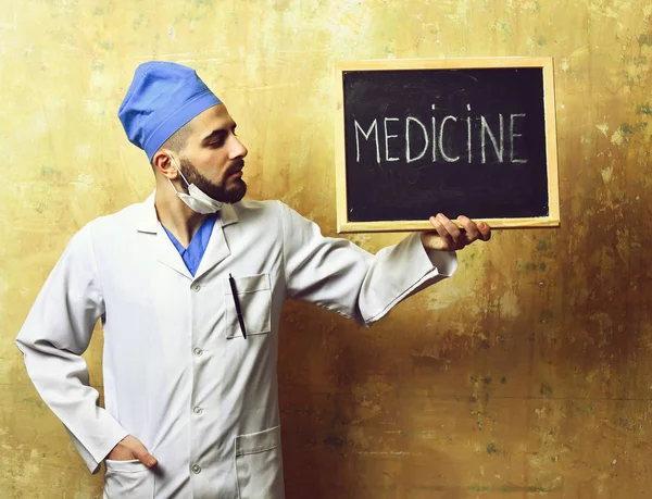 Medicina palavra escrita no quadro negro que é realizada pelo médico — Fotografia de Stock